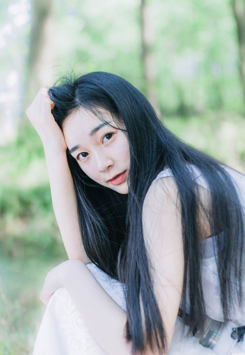 “多谢夫君体谅。”大乔微微松了口气，见小乔还站在那里不动，不由有些气急，拉了拉妹妹的手。